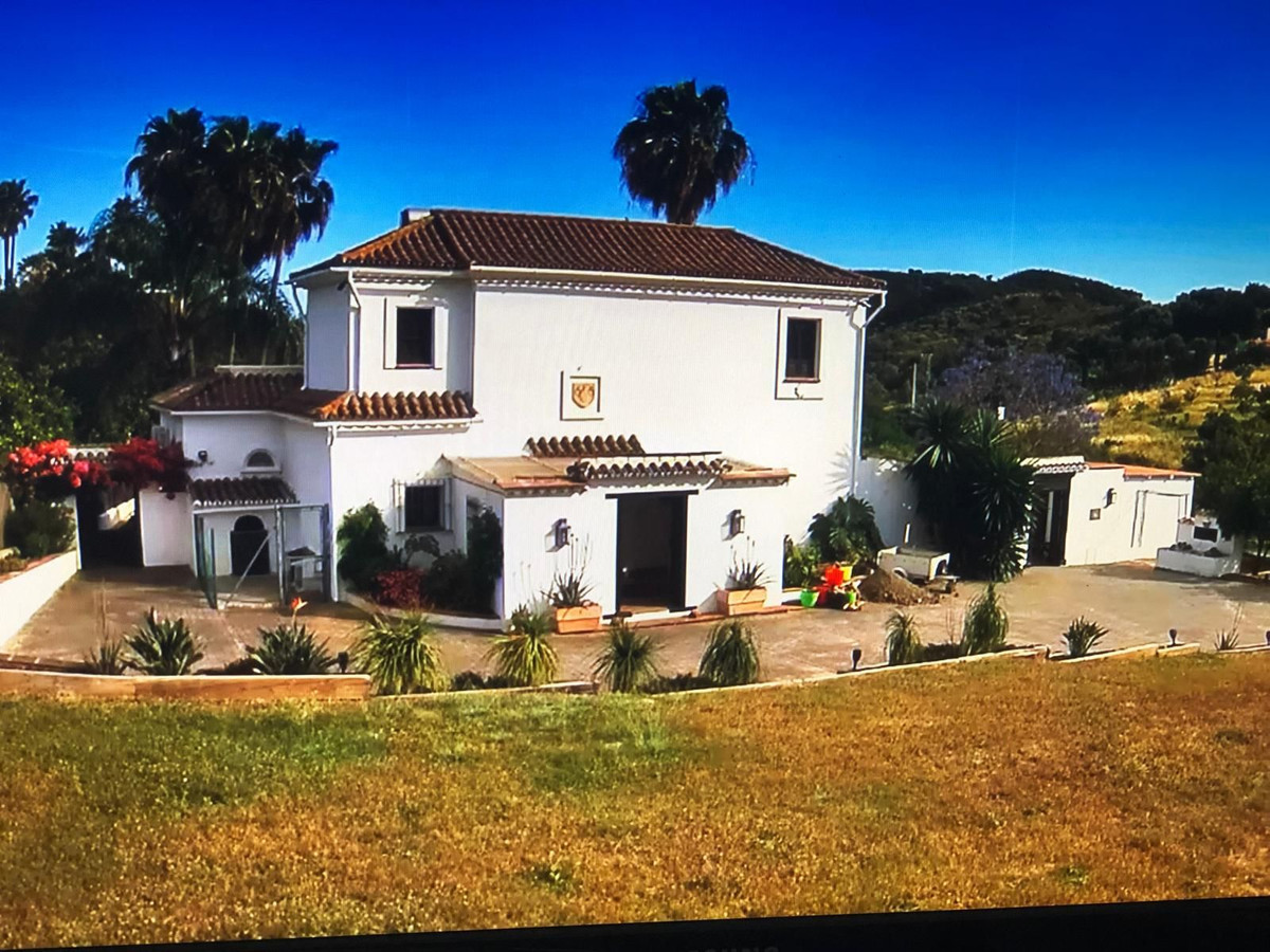 4 Bedroom Villa for Sale in Estepona — 2