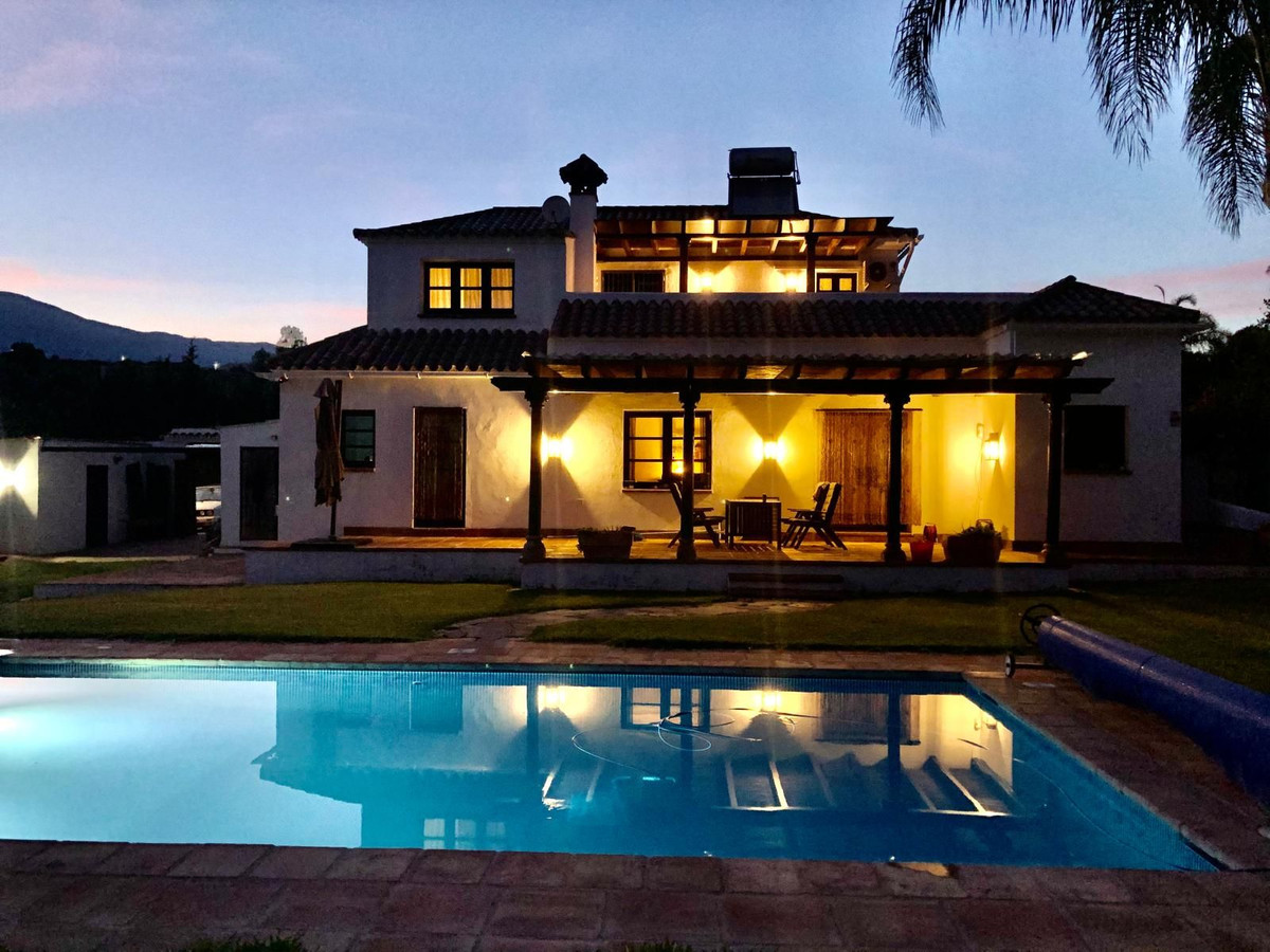 4 Bedroom Villa for Sale in Estepona — 3