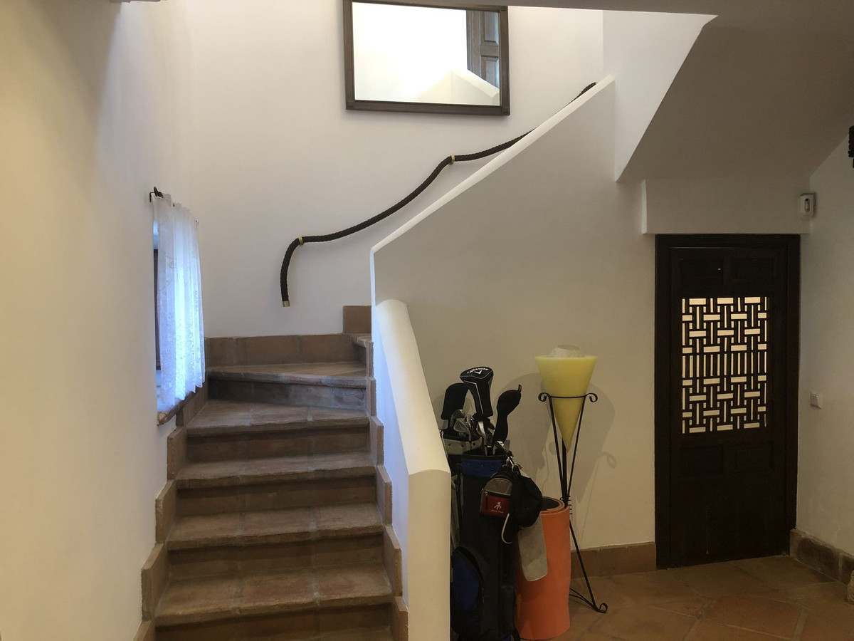 4 Bedroom Villa for Sale in Estepona — 7