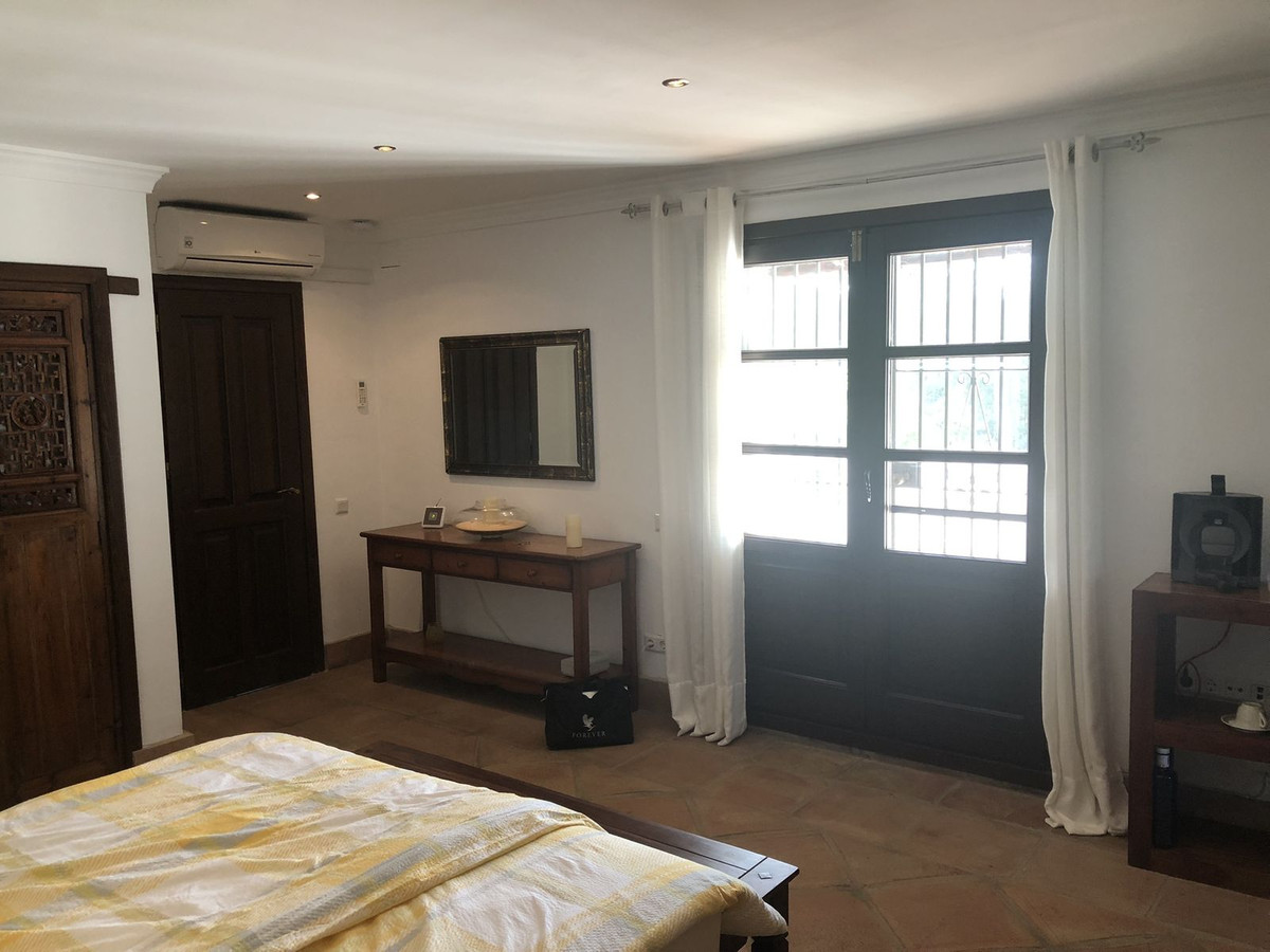 4 Bedroom Villa for Sale in Estepona — view 10