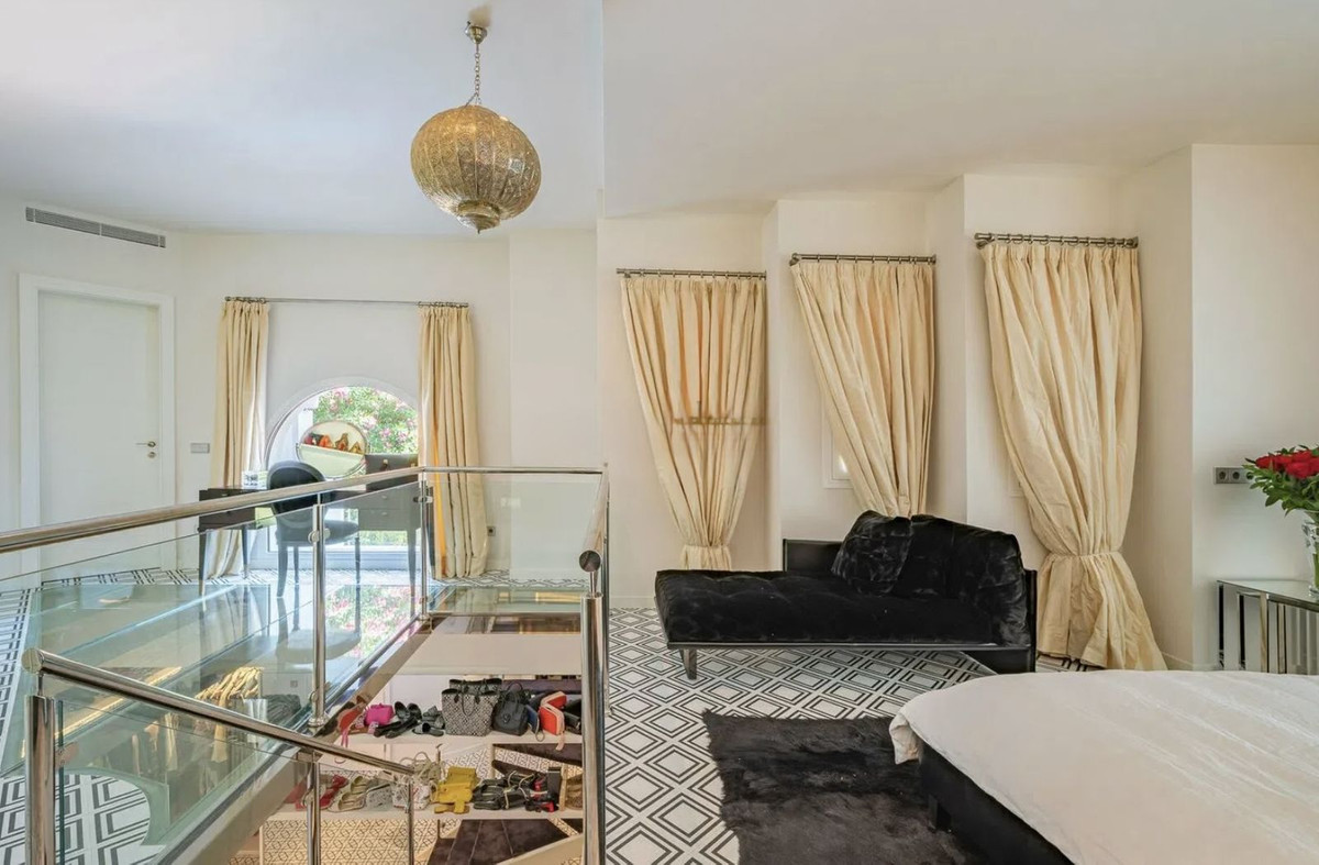 5 Bedroom Villa for Sale in Marbella — 5