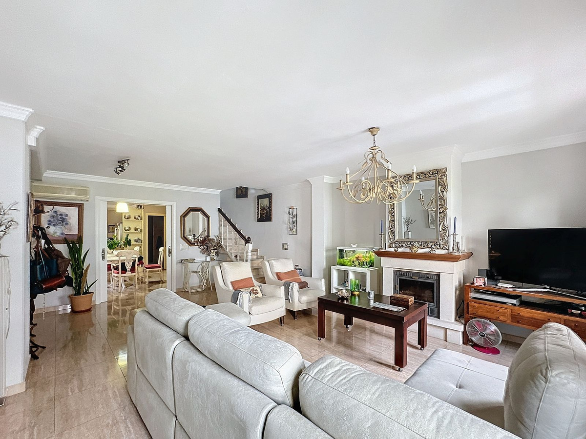 5 Bedroom Villa for Sale in Estepona