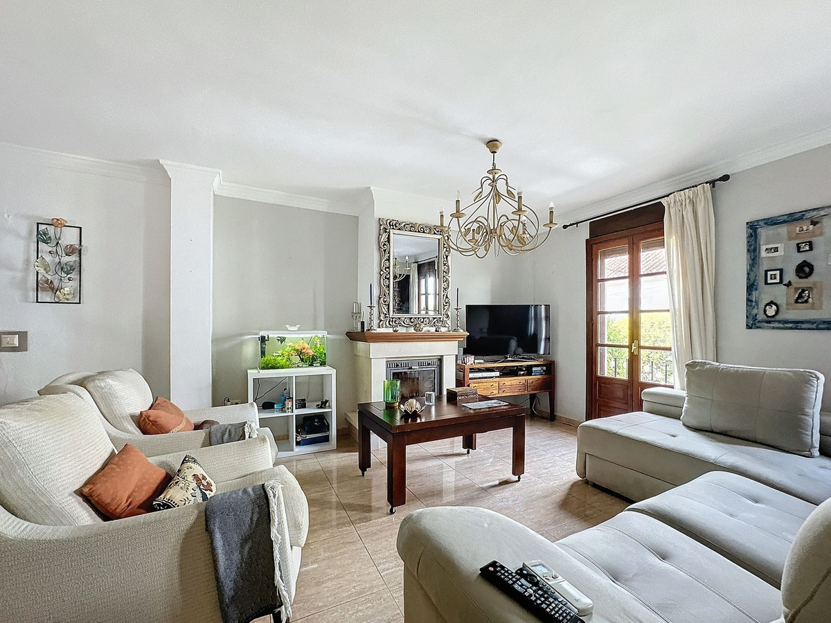 5 Bedroom Villa for Sale in Estepona — 2