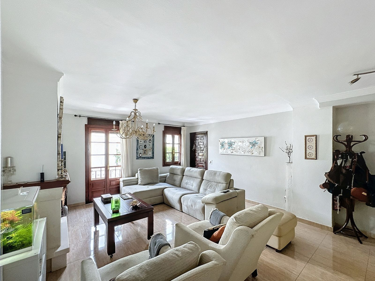 5 Bedroom Villa for Sale in Estepona — 3