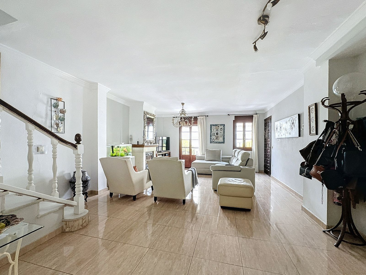 5 Bedroom Villa for Sale in Estepona — 4