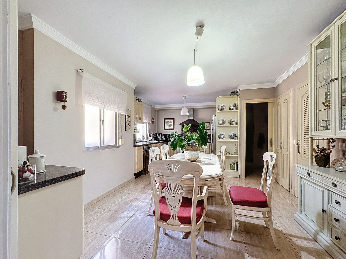 5 Bedroom Villa for Sale in Estepona — 9