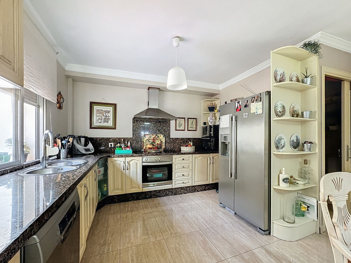 5 Bedroom Villa for Sale in Estepona — view 10