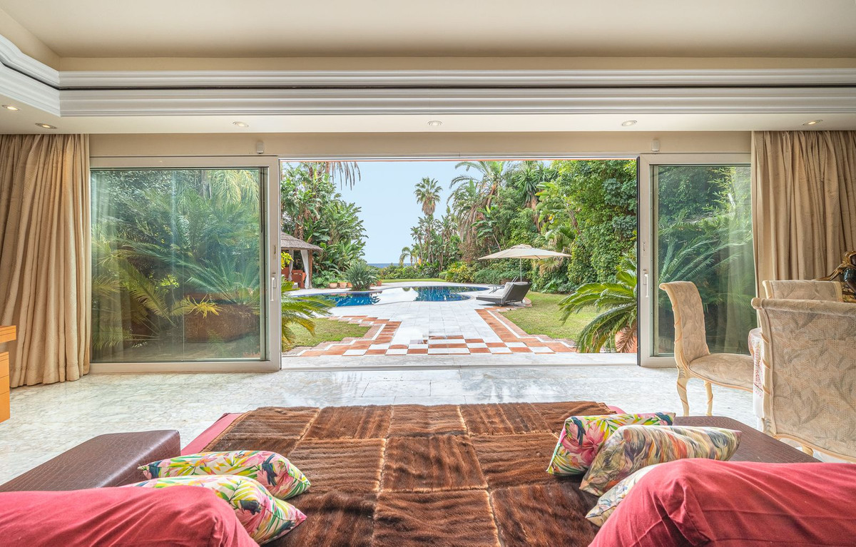 5 Bedroom Villa for Sale in Nagüeles — 5