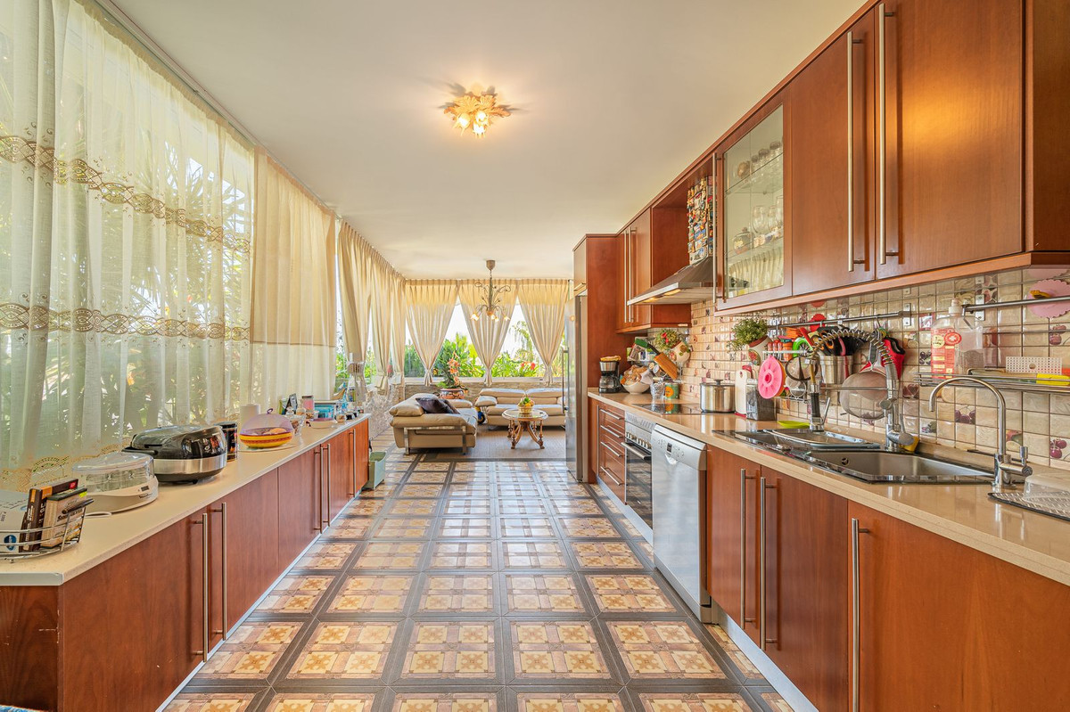 4 Bedroom Apartment for Sale in The Golden Mile — 9