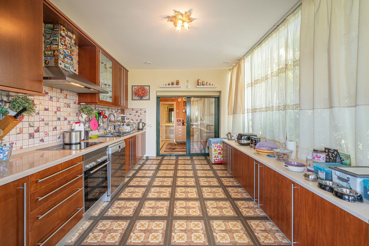 4 Bedroom Apartment for Sale in The Golden Mile — view 10
