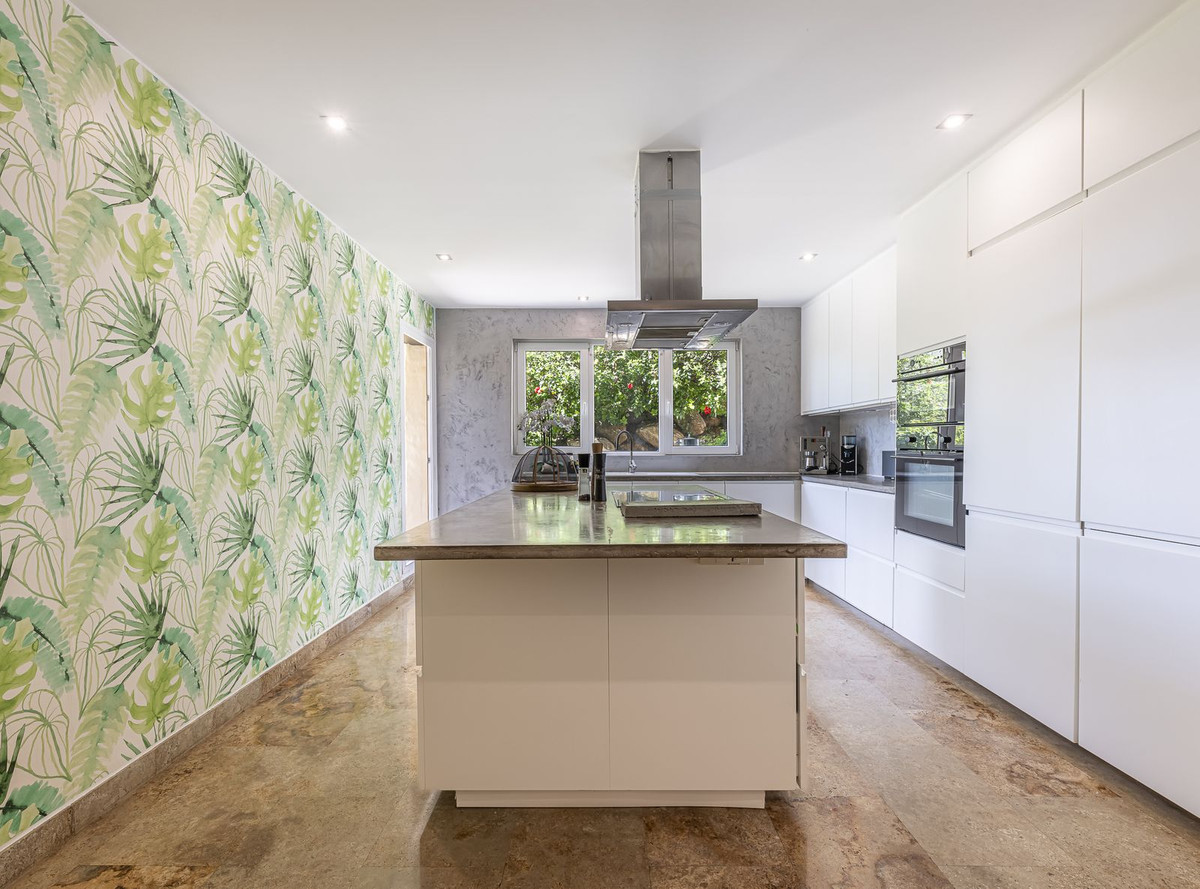 3 Bedroom Apartment for Sale in The Golden Mile — view 10
