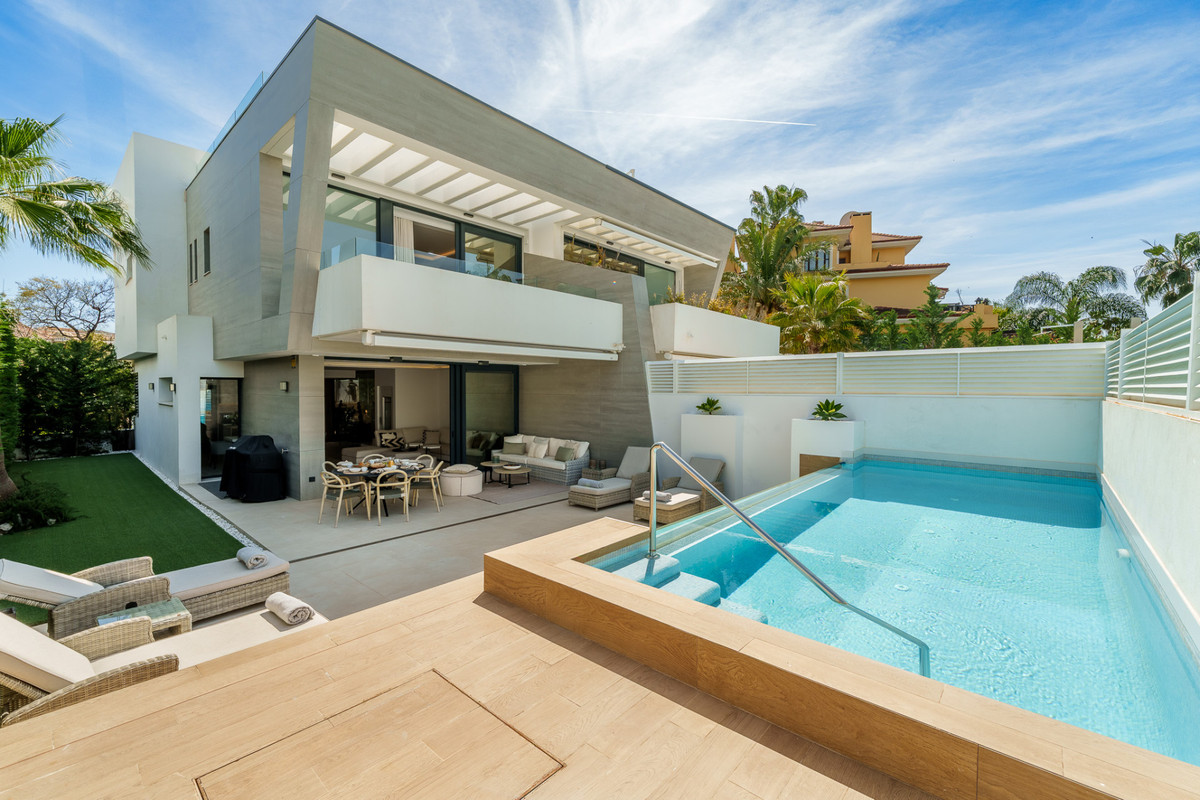 5 Bedroom Villa for Sale in Puerto Banús — 5