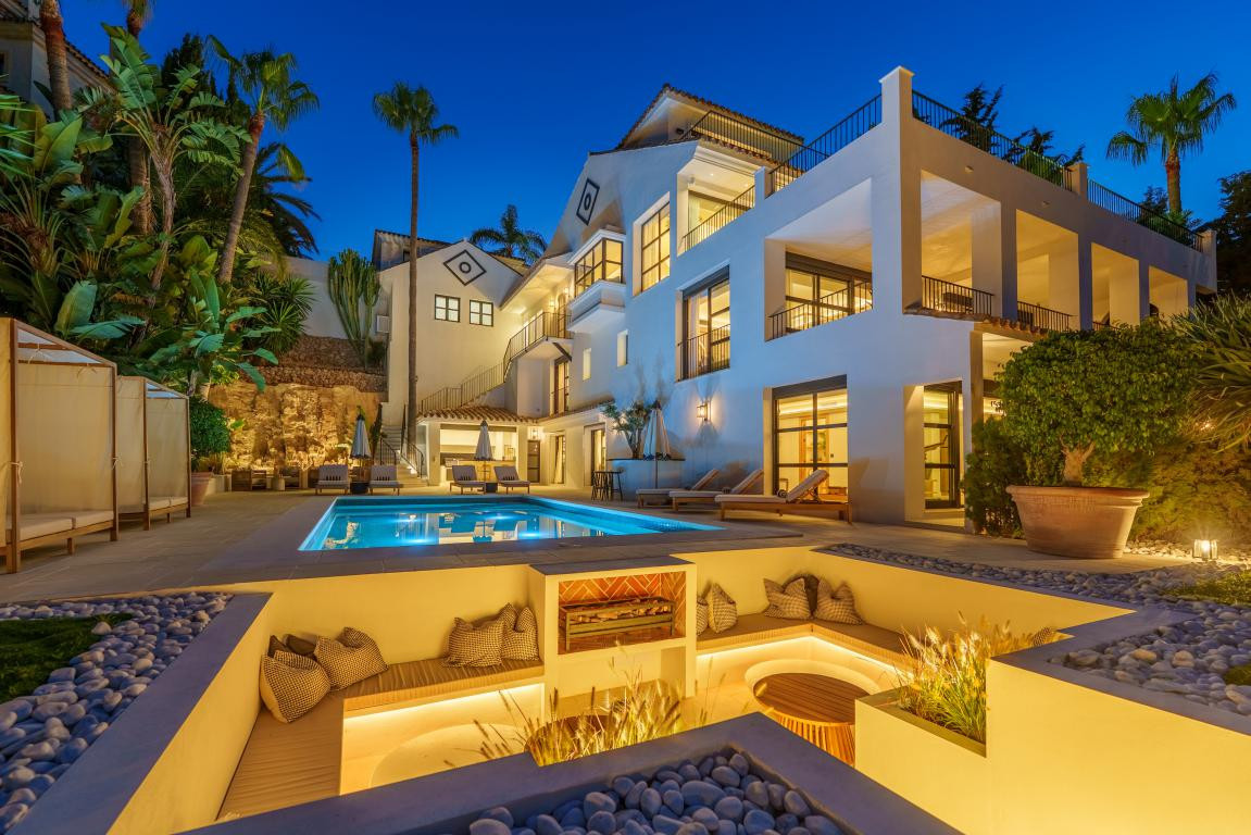 6 Bedroom Villa for Sale in Nueva Andalucía