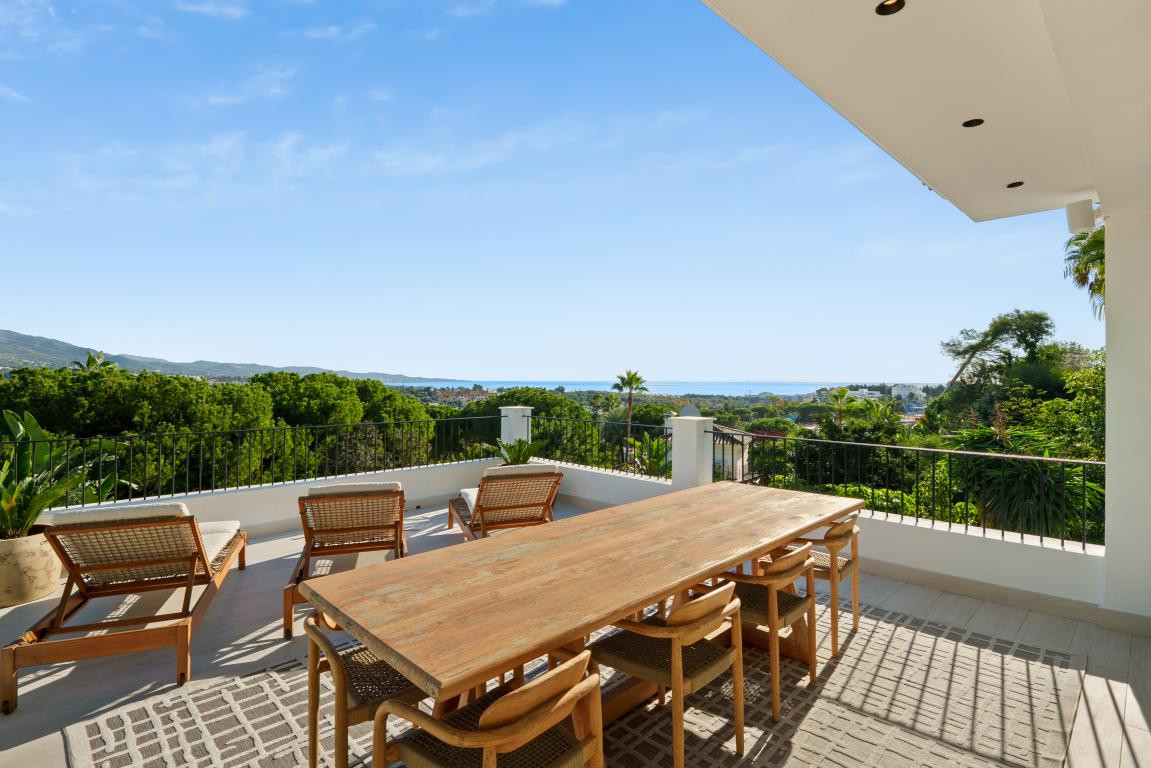 6 Bedroom Villa for Sale in Nueva Andalucía — 6