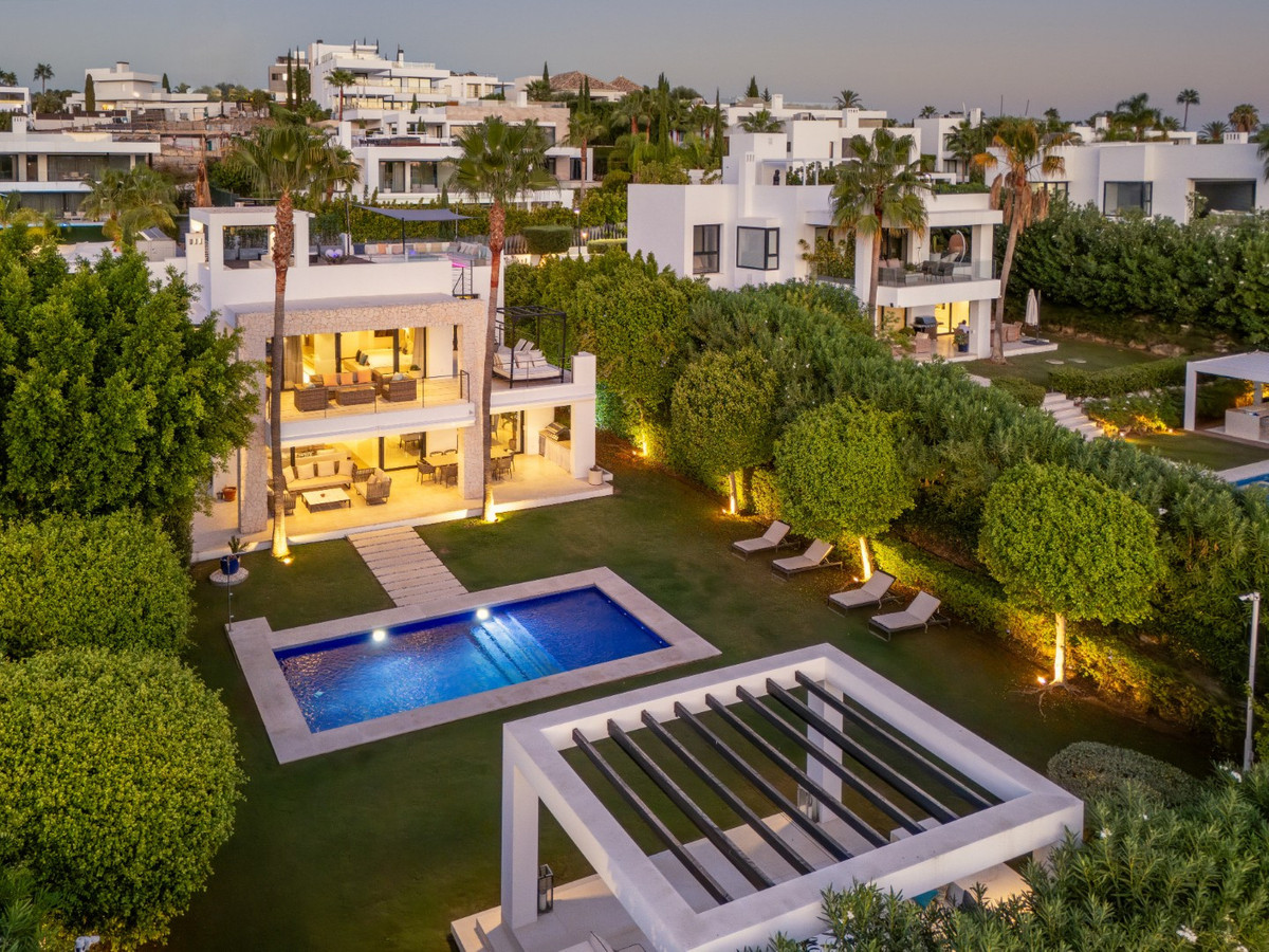 6 Bedroom Villa for Sale in Nueva Andalucía