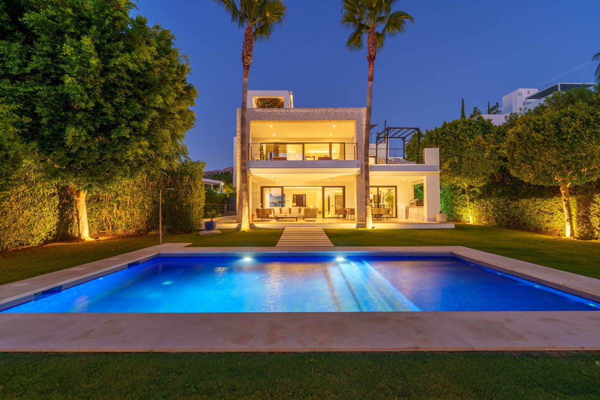 6 Bedroom Villa for Sale in Nueva Andalucía — 2