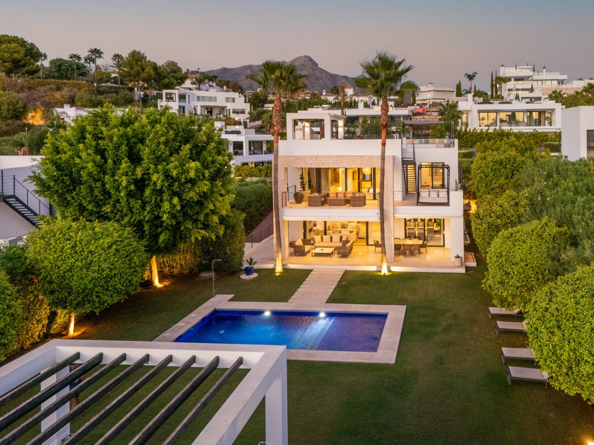 6 Bedroom Villa for Sale in Nueva Andalucía — 3