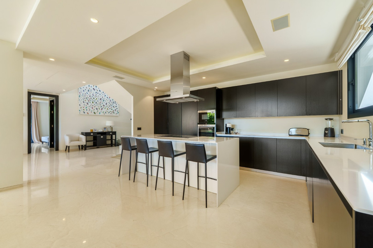 6 Bedroom Villa for Sale in Nueva Andalucía — 4