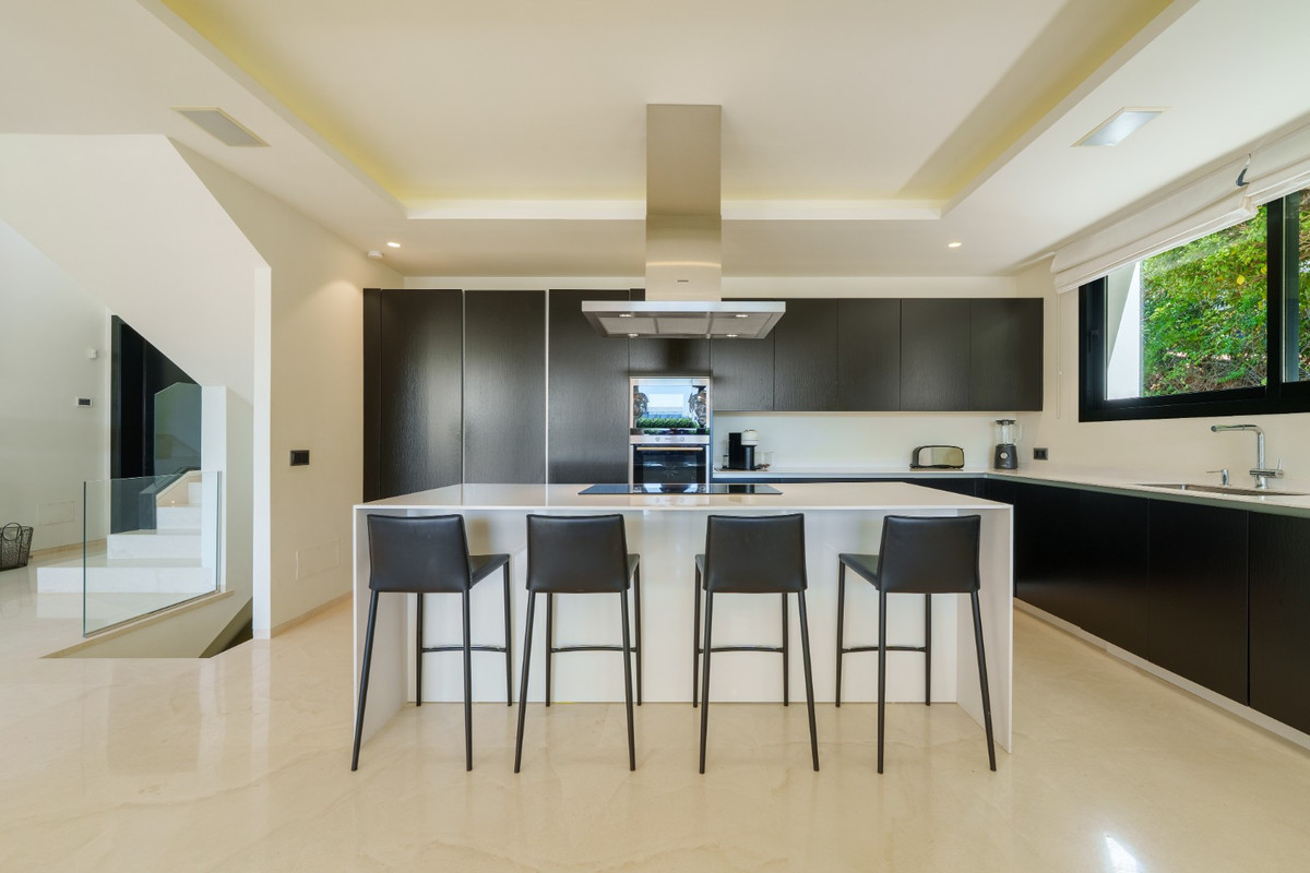 6 Bedroom Villa for Sale in Nueva Andalucía — 6