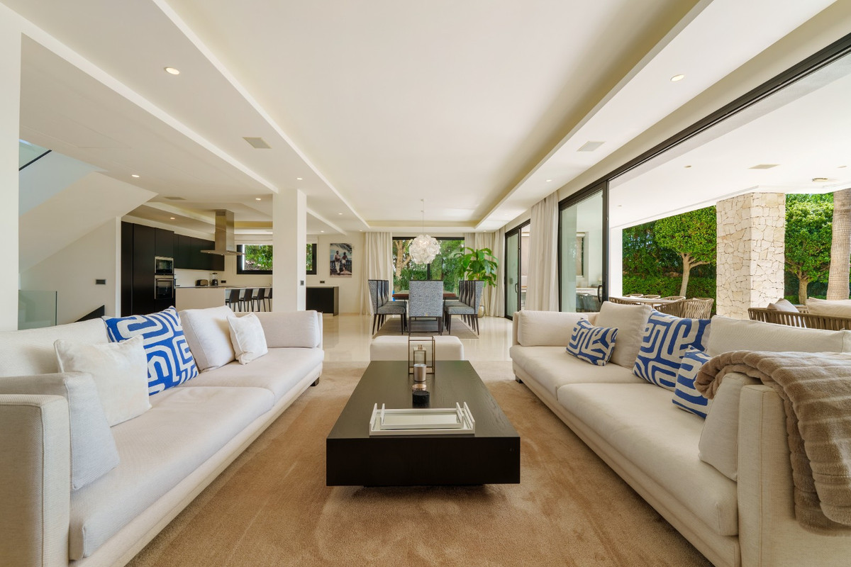6 Bedroom Villa for Sale in Nueva Andalucía — 9