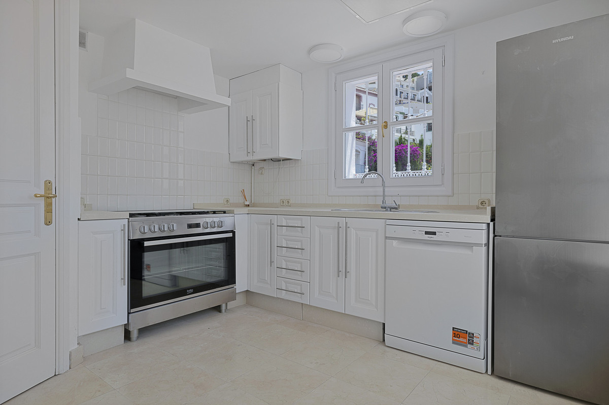 3 Bedroom Villa for Sale in Benahavís — 9
