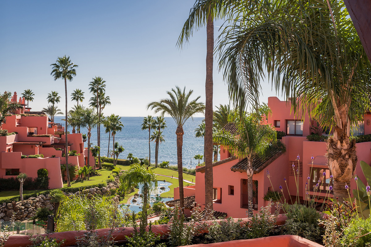 3 Bedroom Apartment for Sale in Estepona — 2