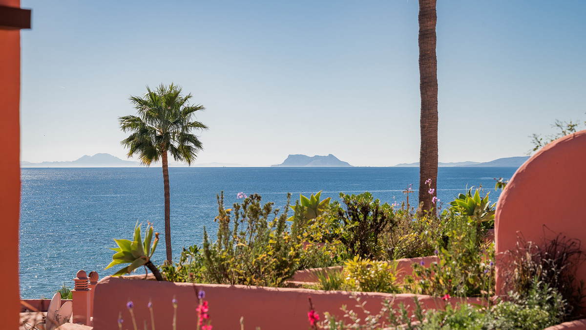 3 Bedroom Apartment for Sale in Estepona — 3