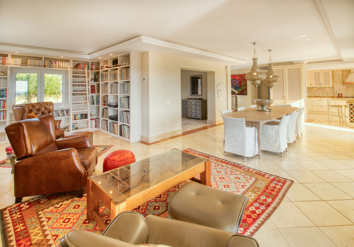 4 Bedroom Villa for Sale in Estepona — 2