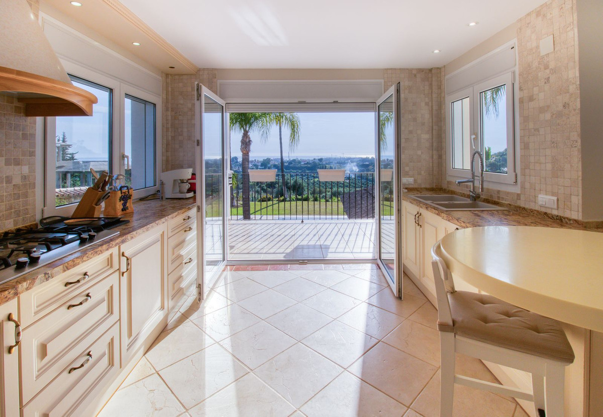4 Bedroom Villa for Sale in Estepona — 3