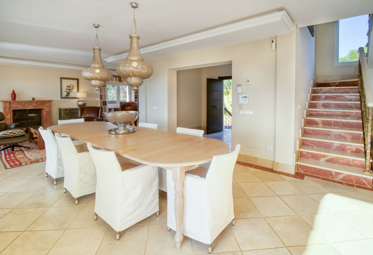 4 Bedroom Villa for Sale in Estepona — 4