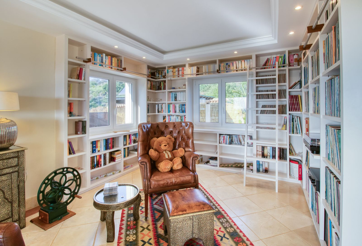 4 Bedroom Villa for Sale in Estepona — 8