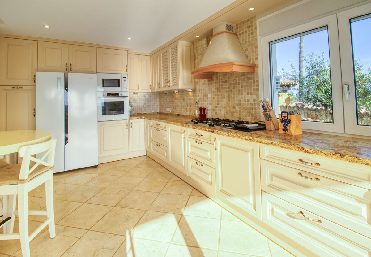4 Bedroom Villa for Sale in Estepona — 9