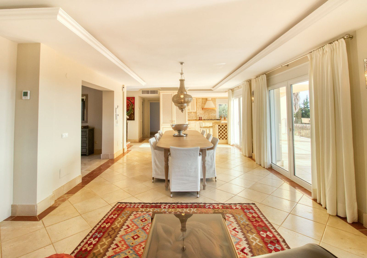 4 Bedroom Villa for Sale in Estepona — view 10