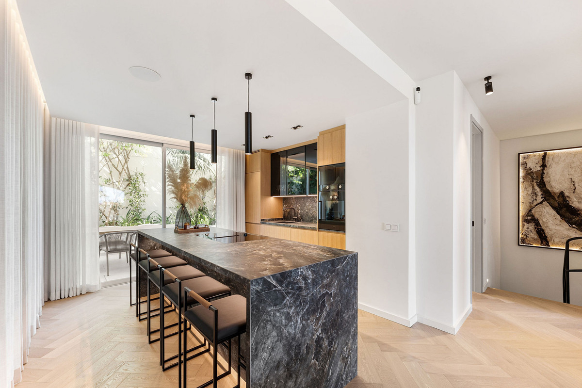 4 Bedroom Villa for Sale in The Golden Mile — 4