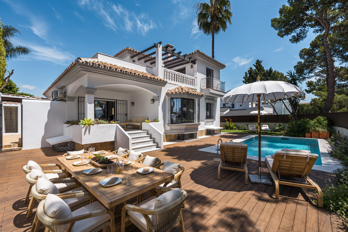6 Bedroom Villa for Sale in Nueva Andalucía