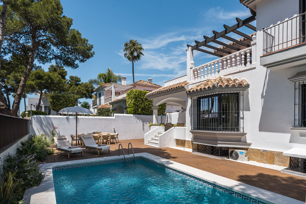 6 Bedroom Villa for Sale in Nueva Andalucía — view 10