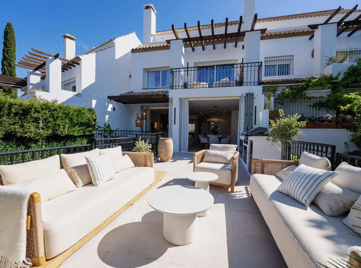 5 Bedroom Villa for Sale in The Golden Mile