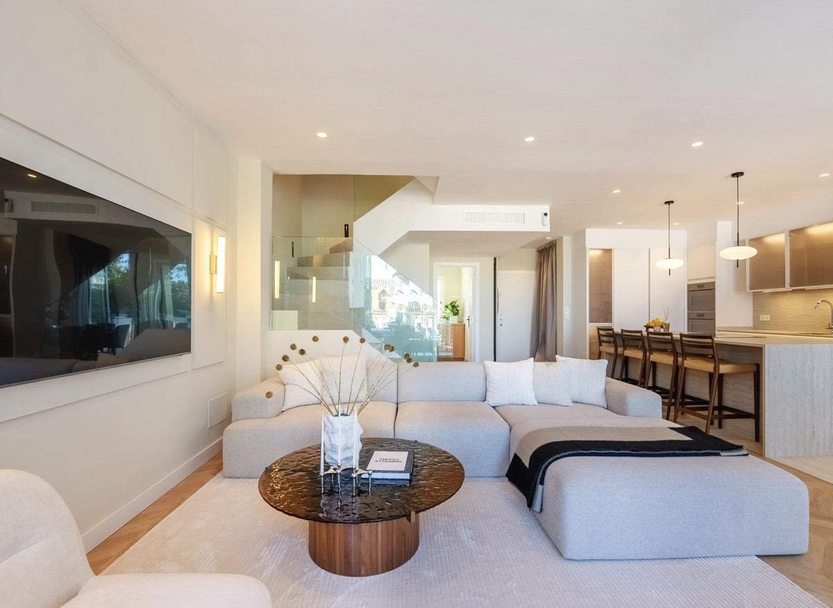 5 Bedroom Villa for Sale in The Golden Mile — 2