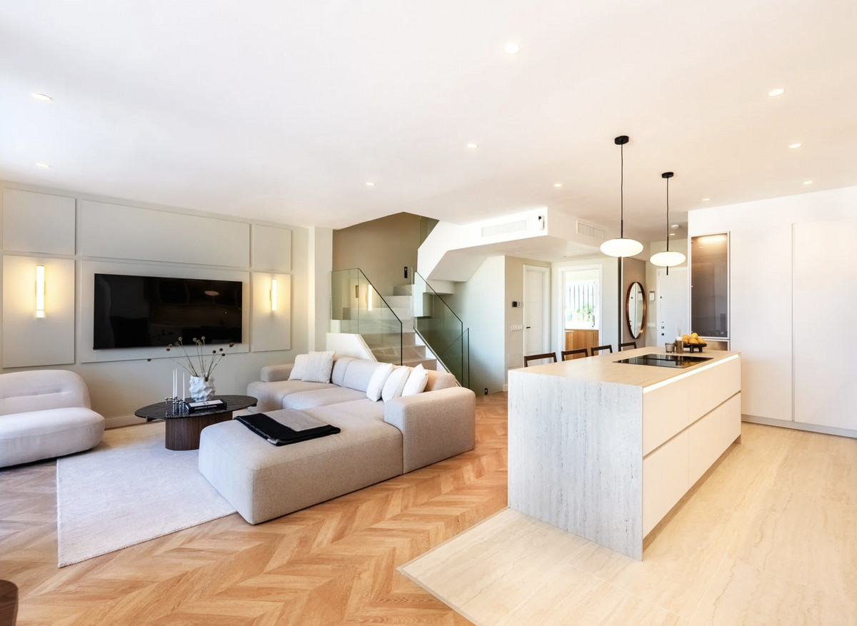 5 Bedroom Villa for Sale in The Golden Mile — 3
