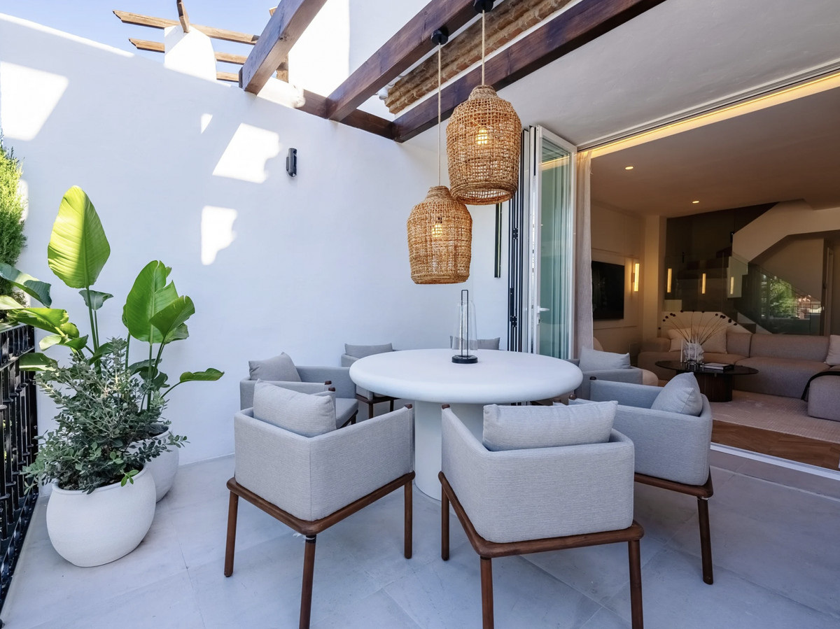 5 Bedroom Villa for Sale in The Golden Mile — view 10