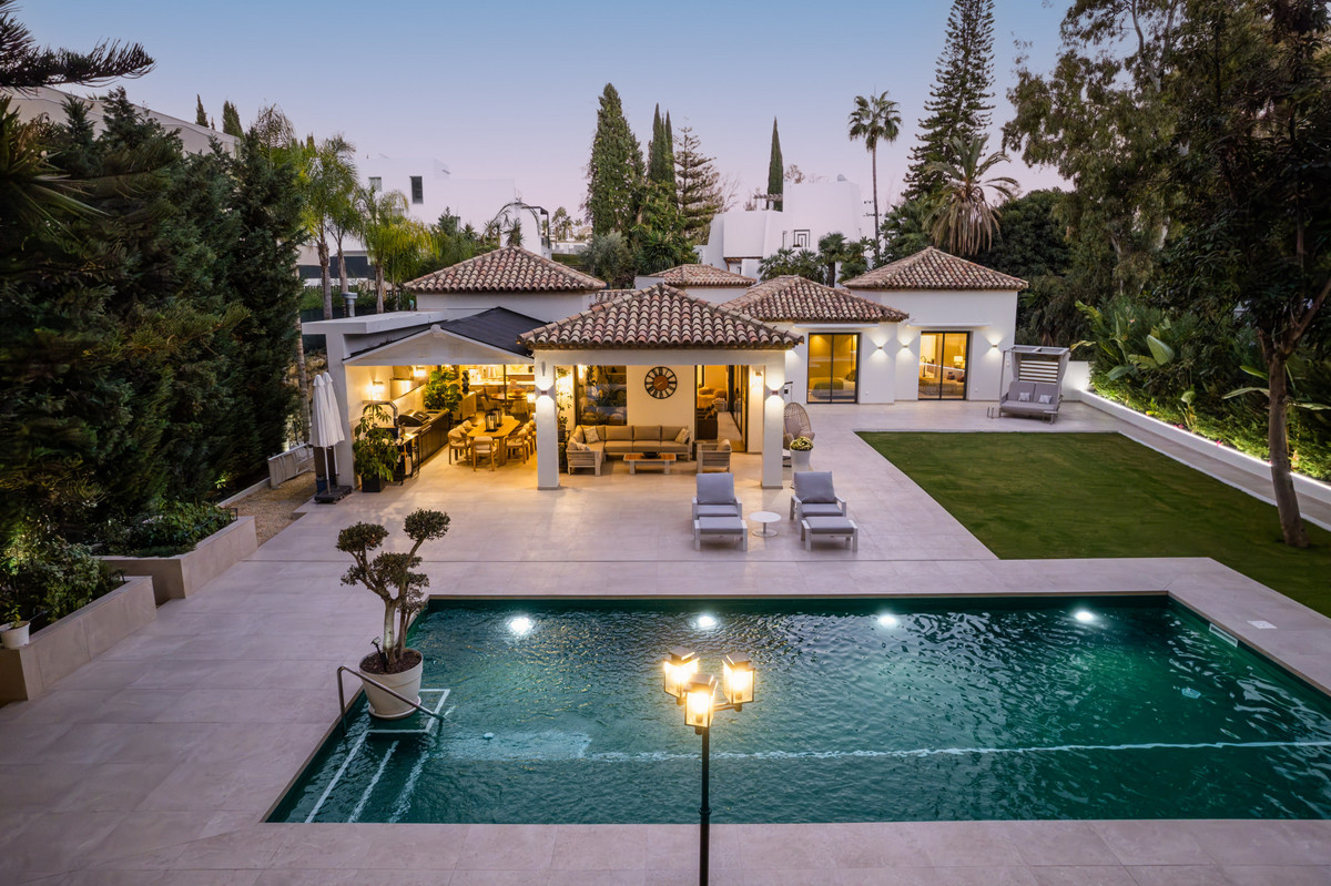 5 Bedroom Villa for Sale in Nueva Andalucía