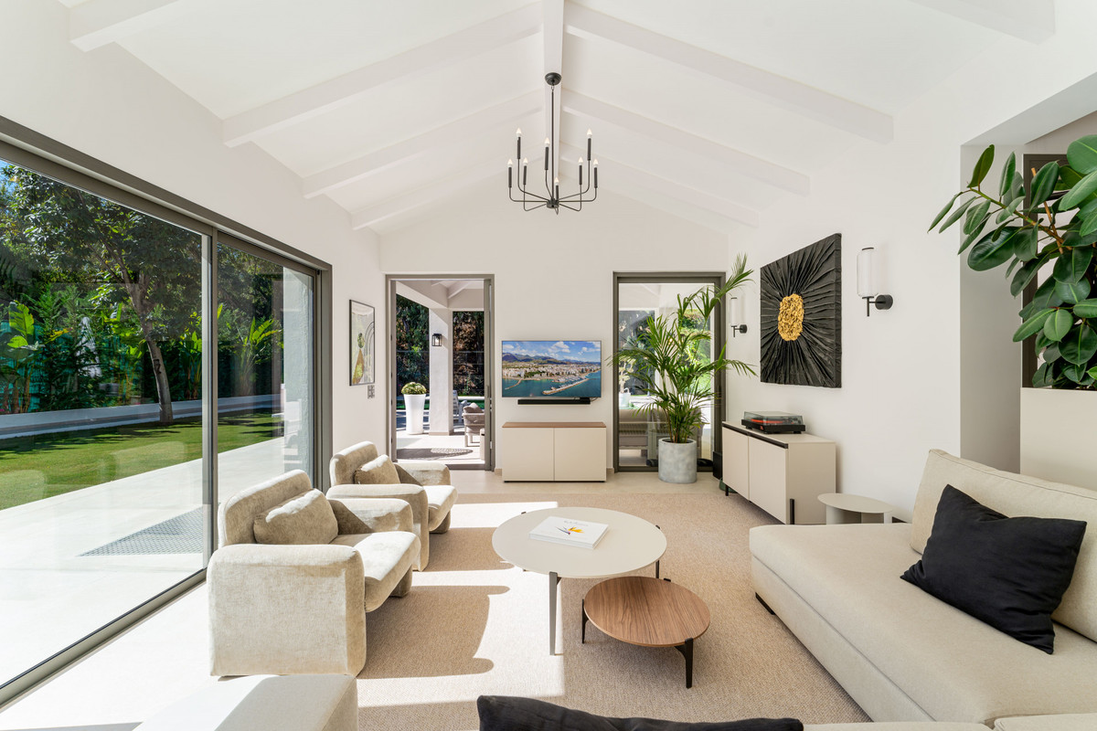 5 Bedroom Villa for Sale in Nueva Andalucía — 5