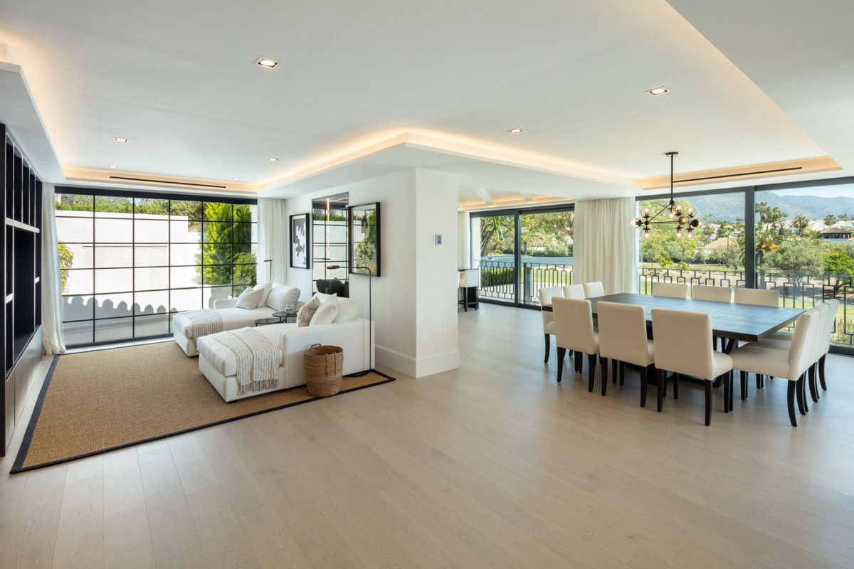 5 Bedroom Villa for Sale in Nueva Andalucía — 5
