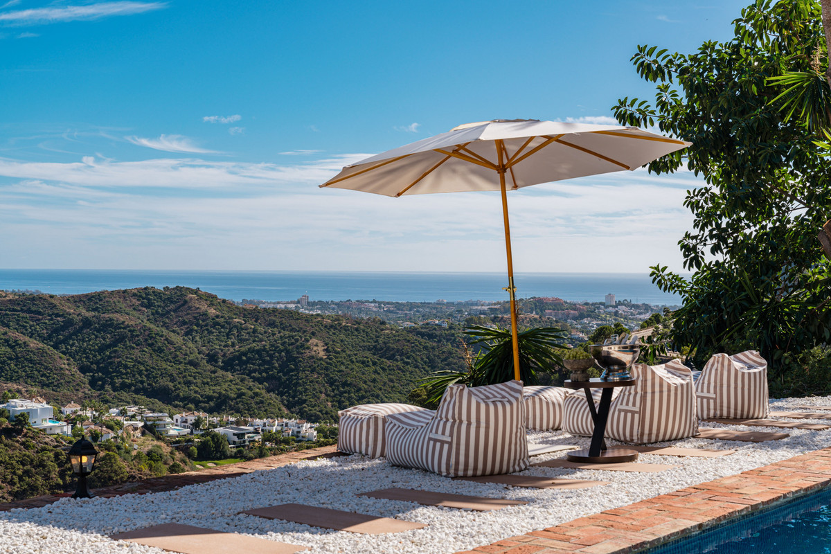 6 Bedroom Villa for Sale in El Madroñal