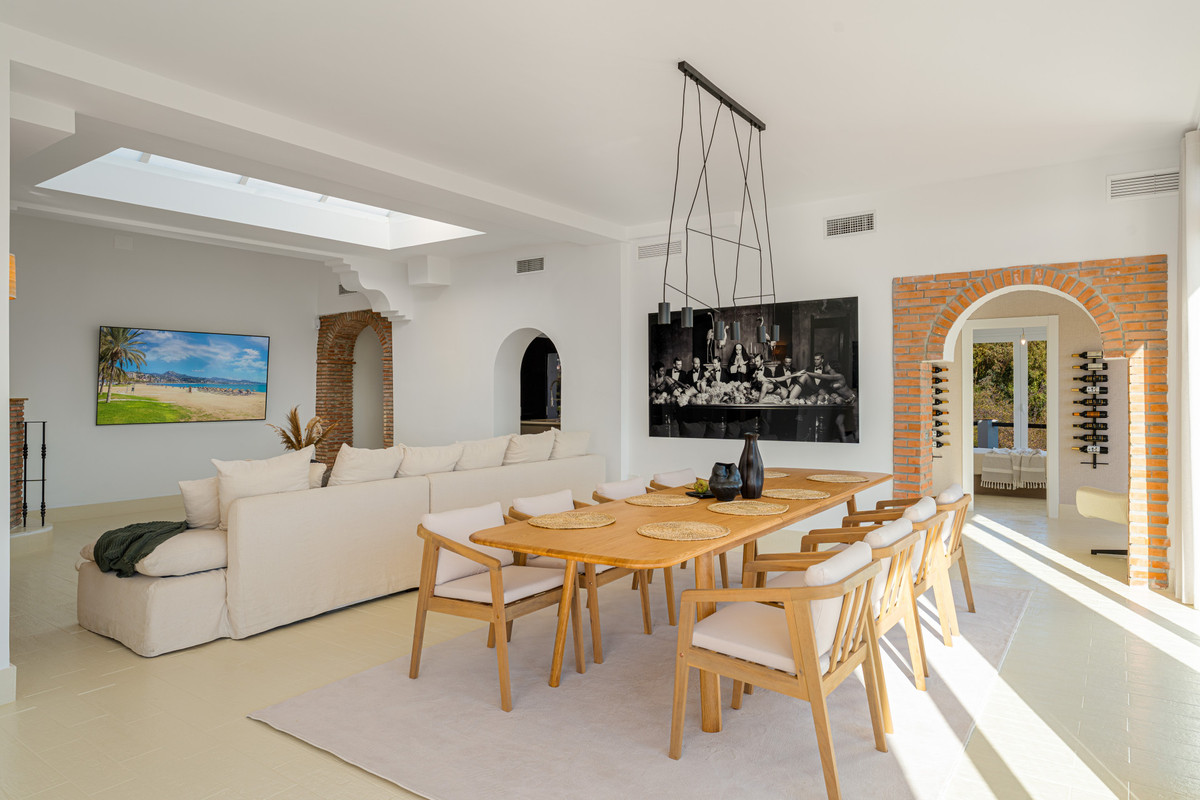 6 Bedroom Villa for Sale in El Madroñal — 6