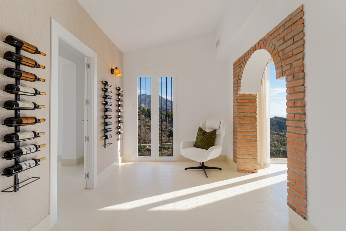 6 Bedroom Villa for Sale in El Madroñal — 7