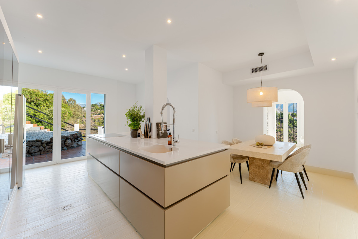 6 Bedroom Villa for Sale in El Madroñal — 8