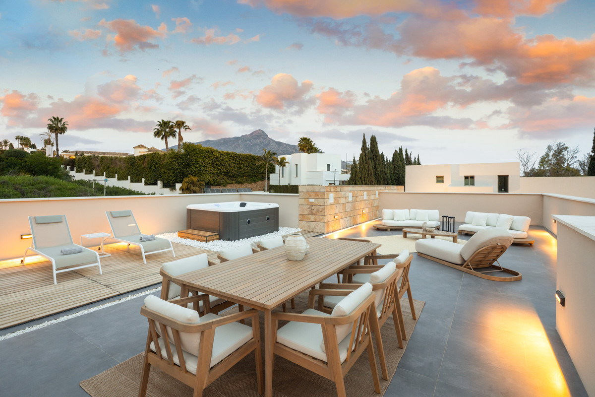 5 Bedroom Villa for Sale in Nueva Andalucía — 5
