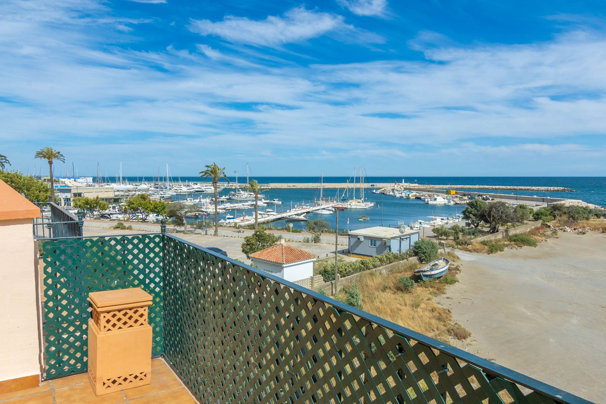 4 Bedroom Villa for Sale in Estepona