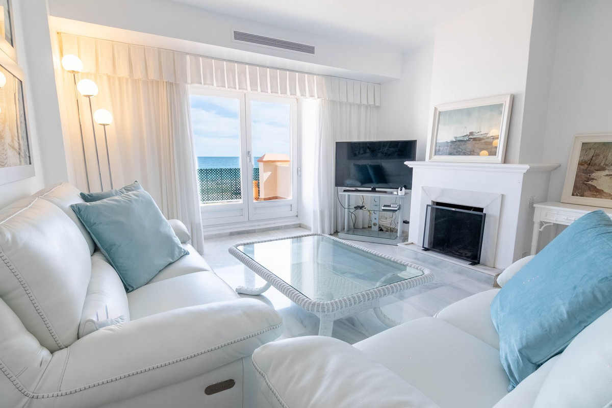 4 Bedroom Villa for Sale in Estepona — 2